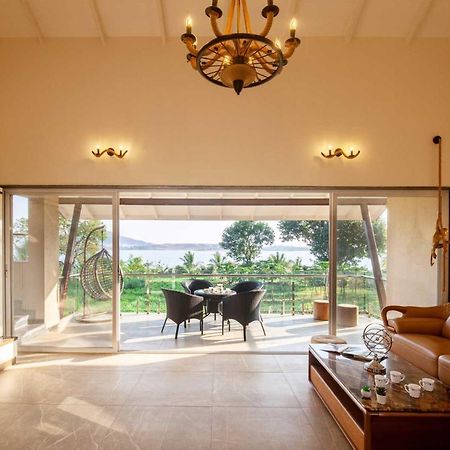 Luna Villa By Stayvista - Lakeside Charm With Terrace, Lush Lawn & Modern Decor ナーシク エクステリア 写真