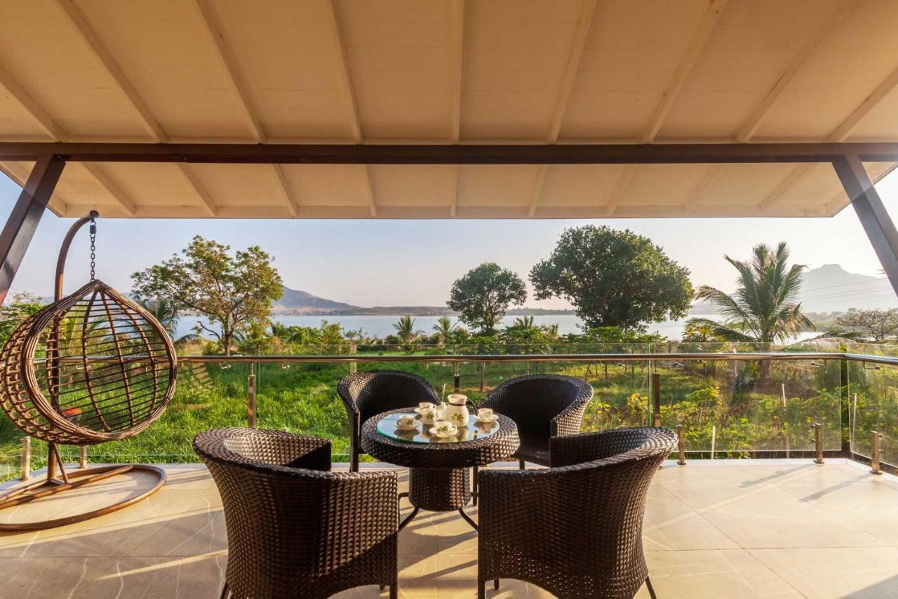 Luna Villa By Stayvista - Lakeside Charm With Terrace, Lush Lawn & Modern Decor ナーシク エクステリア 写真