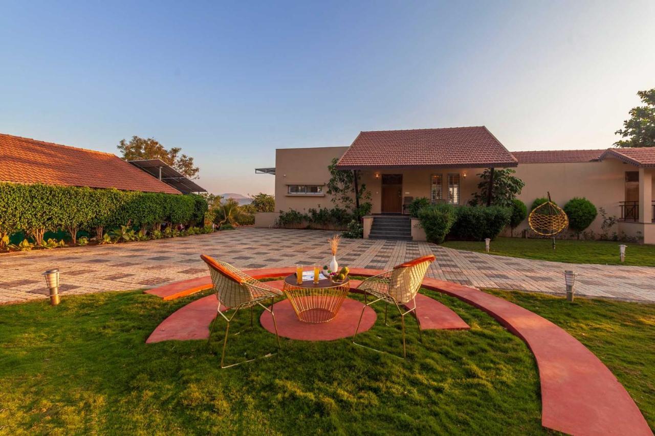 Luna Villa By Stayvista - Lakeside Charm With Terrace, Lush Lawn & Modern Decor ナーシク エクステリア 写真