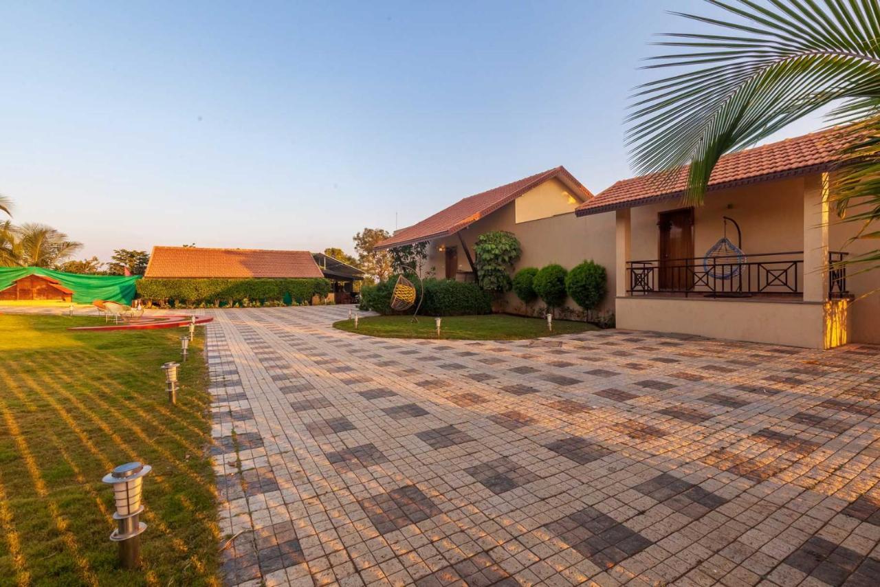 Luna Villa By Stayvista - Lakeside Charm With Terrace, Lush Lawn & Modern Decor ナーシク エクステリア 写真