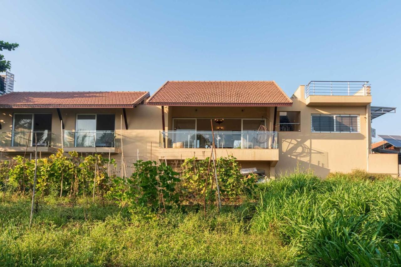 Luna Villa By Stayvista - Lakeside Charm With Terrace, Lush Lawn & Modern Decor ナーシク エクステリア 写真