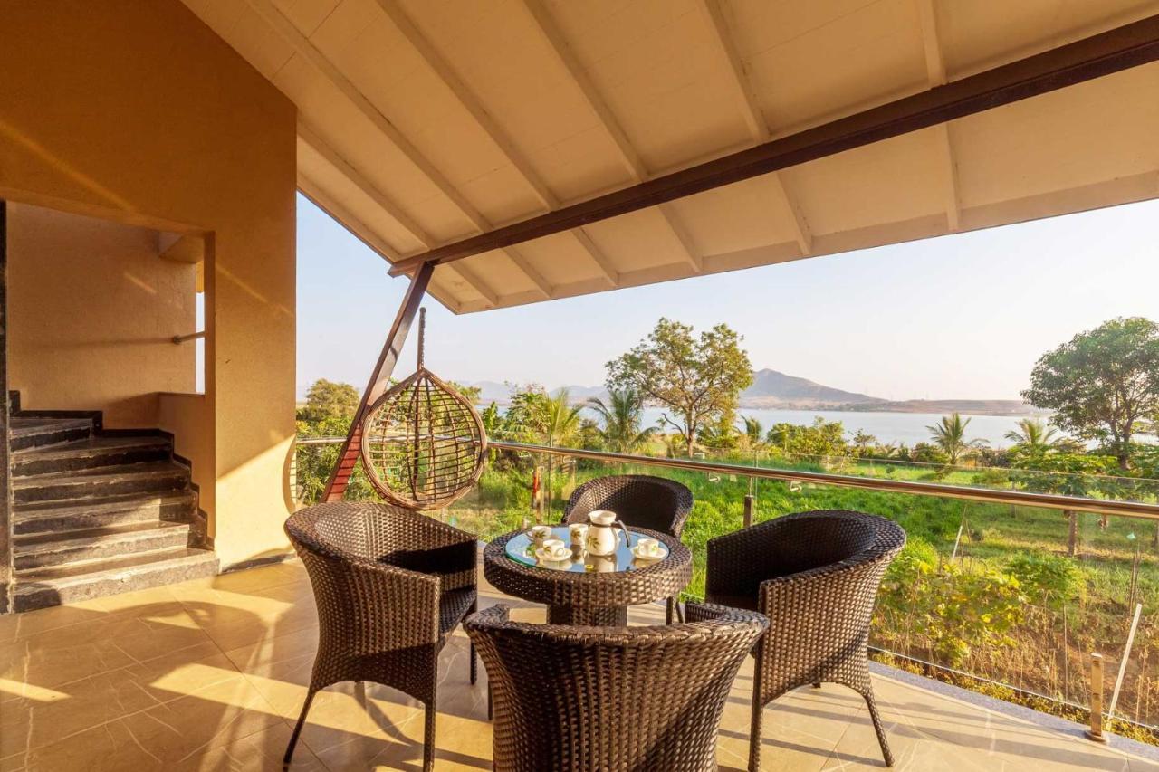 Luna Villa By Stayvista - Lakeside Charm With Terrace, Lush Lawn & Modern Decor ナーシク エクステリア 写真