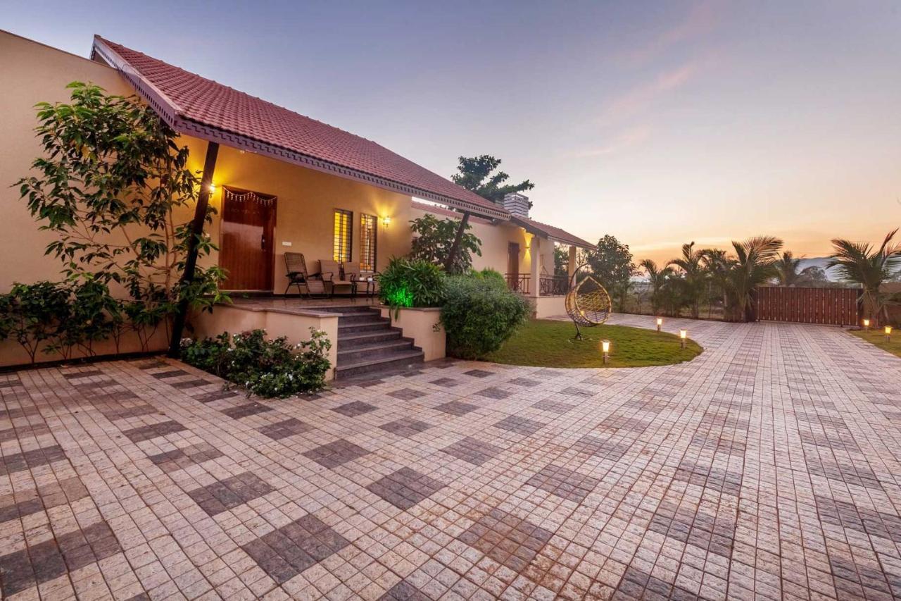 Luna Villa By Stayvista - Lakeside Charm With Terrace, Lush Lawn & Modern Decor ナーシク エクステリア 写真