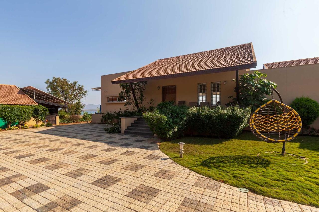 Luna Villa By Stayvista - Lakeside Charm With Terrace, Lush Lawn & Modern Decor ナーシク エクステリア 写真