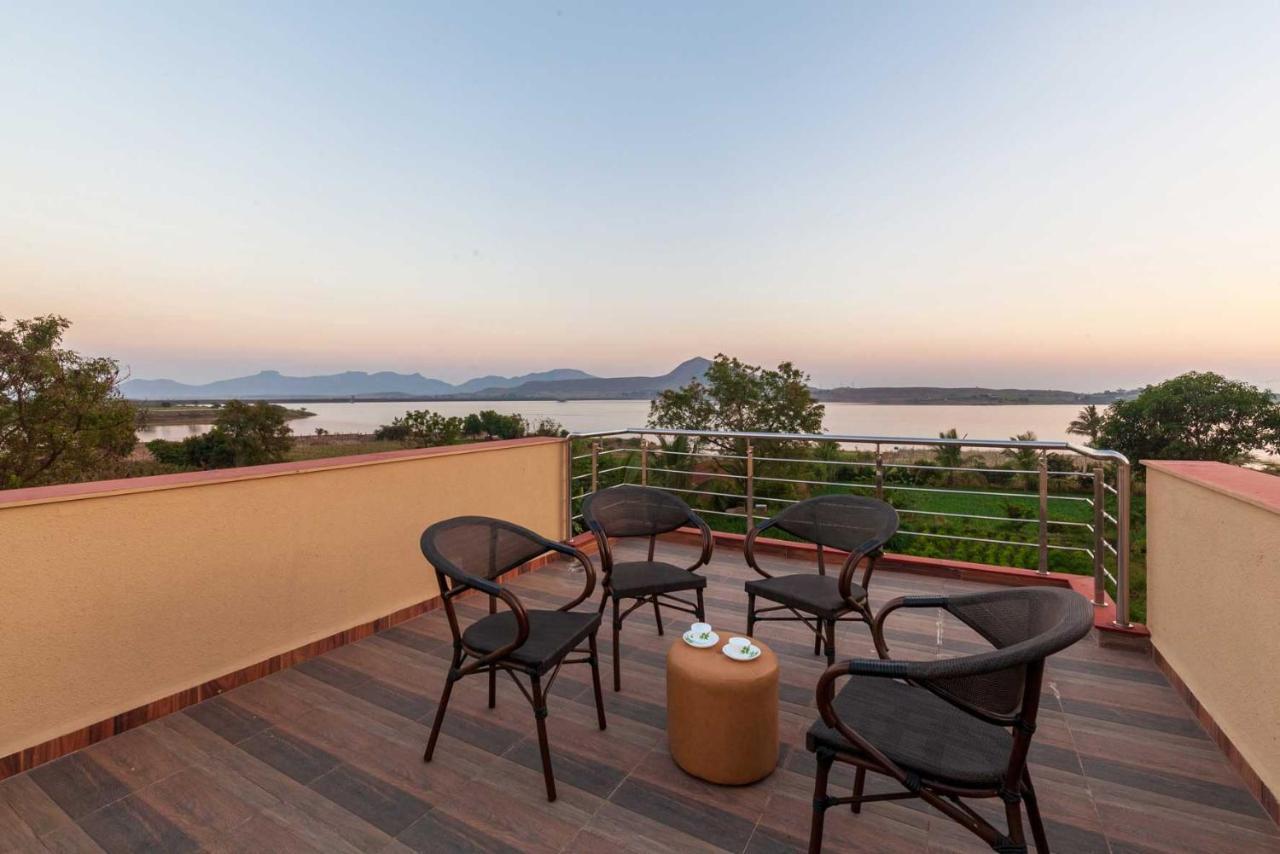 Luna Villa By Stayvista - Lakeside Charm With Terrace, Lush Lawn & Modern Decor ナーシク エクステリア 写真