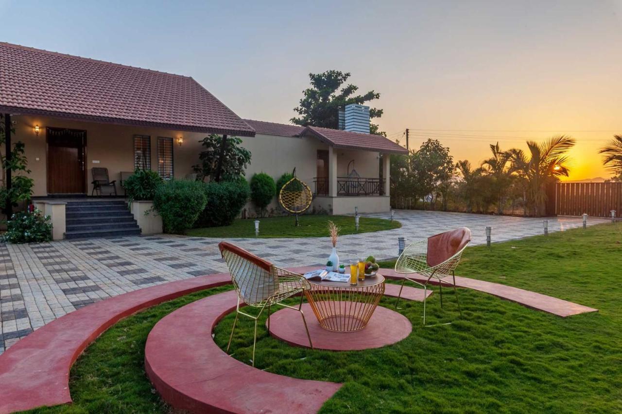 Luna Villa By Stayvista - Lakeside Charm With Terrace, Lush Lawn & Modern Decor ナーシク エクステリア 写真